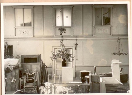 Fotografie pořízená v roce 1946, kdy v synagoze bylo stále ještě skladiště. Vidíme zde interiér synagogy, nahoře pak 3 okna v galerii pro ženy. 